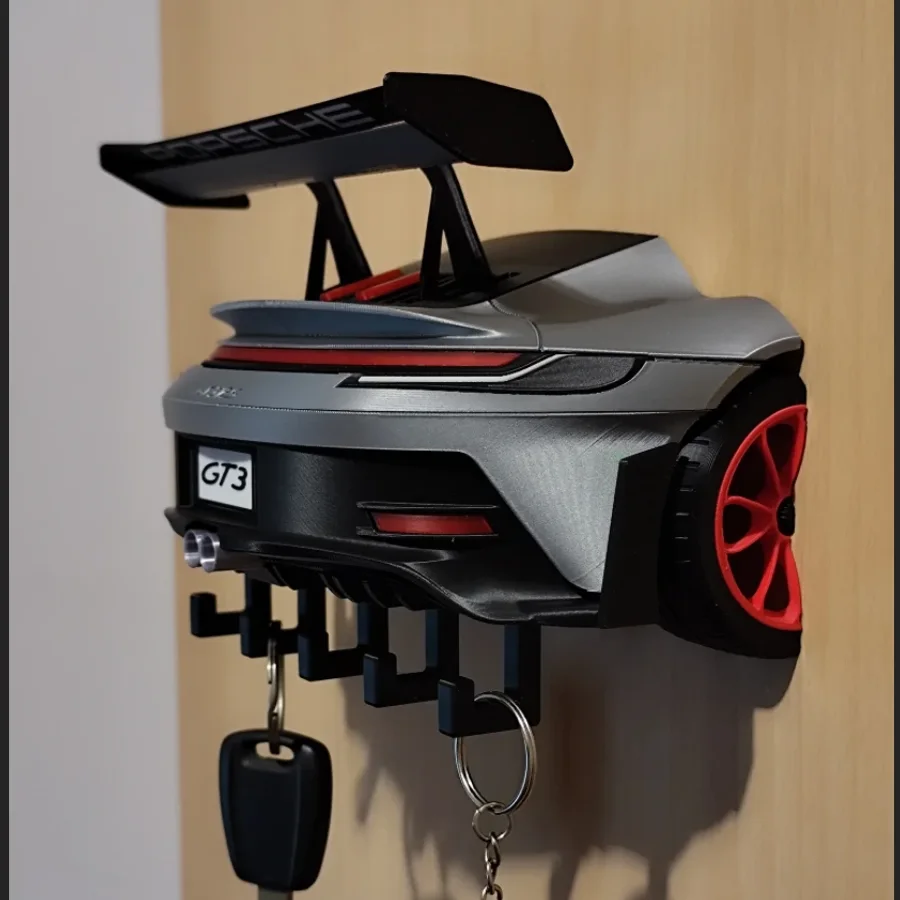 Porta-chaves GT3 prata e vermelho na parede com chaves